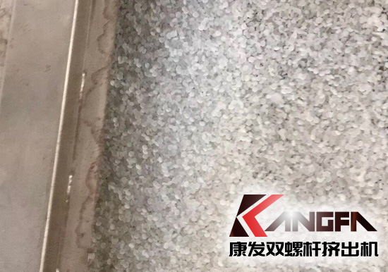康發(fā)揚(yáng)州客戶選購(gòu)的JSH-K系列75高扭水環(huán)切粒雙螺桿擠出機(jī)開(kāi)機(jī)
