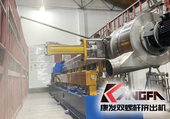 何為雙螺桿擠出機(jī)反應(yīng)擠出？反應(yīng)擠出是連續(xù)地將單體進(jìn)行聚合以及對現(xiàn)有聚合物進(jìn)行改性的工藝方法。是將傳統(tǒng)上分開操作的聚合物合成、改性及加工成型等聯(lián)合為一個(gè)整體工藝過程。