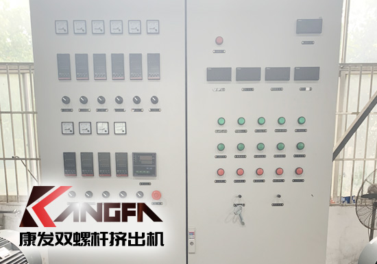 使用雙螺桿擠出機(jī)機(jī)械設(shè)備應(yīng)嚴(yán)格參照使用說明書要求使用，務(wù)必切記電源等安全問題，如果使用過程中還有其他問題，歡迎隨時撥打康發(fā)雙螺桿擠出機(jī)廠家服務(wù)電話13905153410，謝謝！
