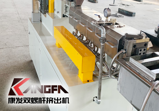 塑料廠實(shí)驗(yàn)室研究專(zhuān)用康發(fā)20型雙螺桿擠出造粒機(jī)組設(shè)備，機(jī)筒內(nèi)徑 20mm/長(zhǎng)徑比 28-48/主電機(jī)功率 5.5kw/螺桿轉(zhuǎn)速 100rpm/參考產(chǎn)量 5-20kg/h。