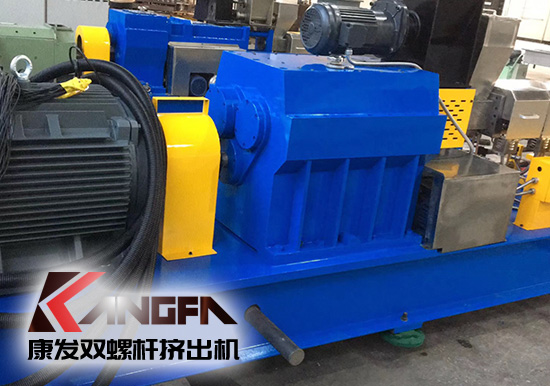 康發(fā)雙螺桿擠出機與客戶成功合作的好消息頻頻不斷！全廠員工按時保質保量地完成了生產！