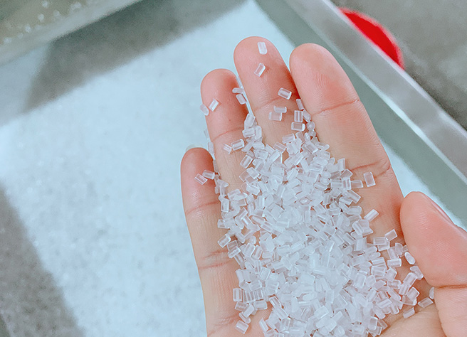 料子表面光滑，顆粒大小均勻。