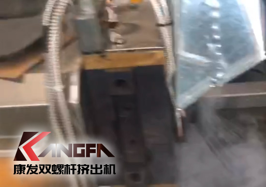 延長設(shè)備使用壽命，提升客戶滿意度！康發(fā)加強(qiáng)對(duì)雙螺桿造粒機(jī)的維護(hù)包養(yǎng)工作