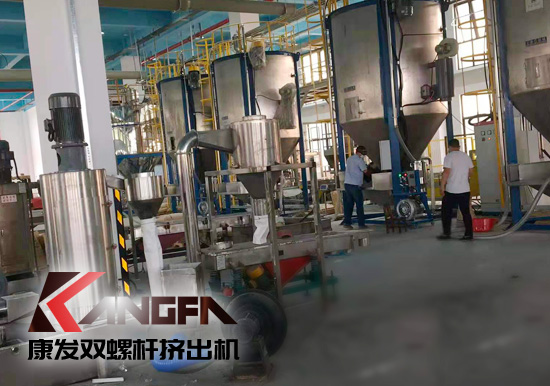 全過程自動化雙螺桿擠出機生產(chǎn)線！機械手可以大幅減少工人、提升效率、拉低成本、提高產(chǎn)品品質(zhì)、提升工廠形象、安全性優(yōu)。