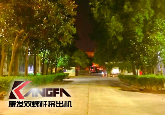 總裝車間：眾志成城齊奮戰(zhàn) 全力以赴保發(fā)貨 確保雙螺桿擠出機(jī)設(shè)備按期交付至顧客手中。