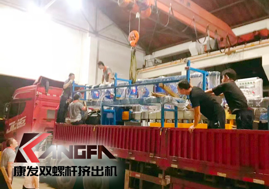 總裝車間：眾志成城齊奮戰(zhàn) 全力以赴保發(fā)貨 確保雙螺桿擠出機(jī)設(shè)備按期交付至顧客手中。
