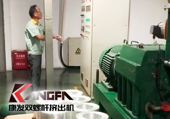 質(zhì)量為先，信譽為重，管理為本，服務(wù)為誠！康發(fā)雙螺桿設(shè)備老客戶售后維修