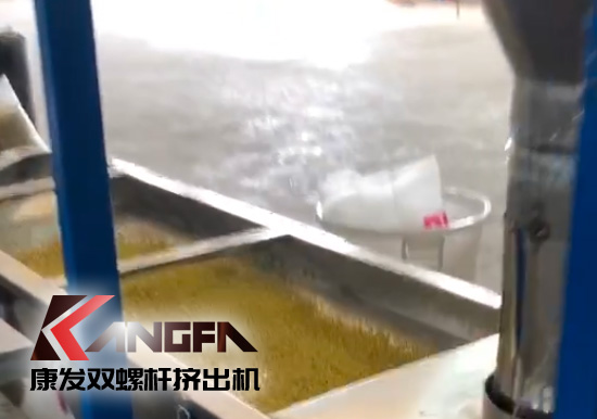 單、雙螺桿擠出機(jī)優(yōu)勢互補(bǔ)、高效率高產(chǎn)能！康發(fā)塑機(jī)JSH-75/180雙階式（雙螺桿/單螺桿）擠出機(jī)組試機(jī)!