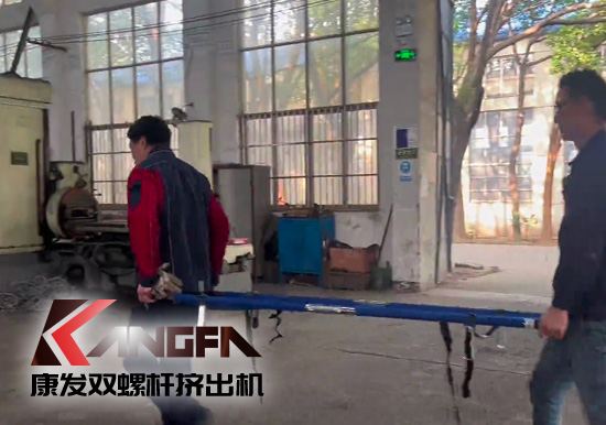 康發(fā)雙螺桿造粒機舉行機械傷害事故應(yīng)急演練