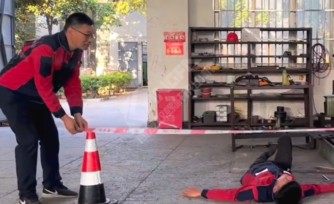 人人講安全，個(gè)個(gè)會(huì)應(yīng)急！南京康發(fā)雙螺桿造粒機(jī)開展《觸電傷害應(yīng)急預(yù)案演練》取得圓滿成功