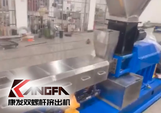 “中國(guó)制造”尋求挖掘更大的非洲需求！JSH-65型雙螺桿擠出機(jī)設(shè)備出口設(shè)備帶料試機(jī)，坐標(biāo)非洲！