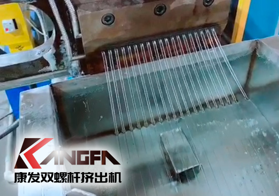 康發(fā)雙螺桿擠出機(jī)熔噴料生產(chǎn)線交付，每天可以為市場提供800萬只口罩的原料。生產(chǎn)線出料均勻，不斷條！料子表面光滑，顆粒大小均勻！口罩布（熔噴布）熔脂可達(dá)1400-1600！