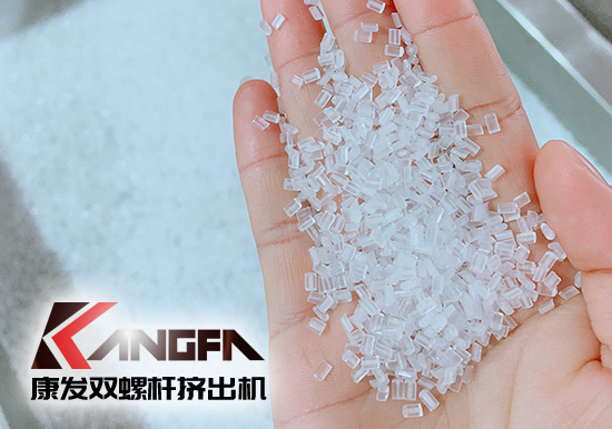 康發(fā)雙螺桿擠出機(jī)熔噴料生產(chǎn)線交付，每天可以為市場提供800萬只口罩的原料。生產(chǎn)線出料均勻，不斷條！料子表面光滑，顆粒大小均勻！口罩布（熔噴布）熔脂可達(dá)1400-1600！