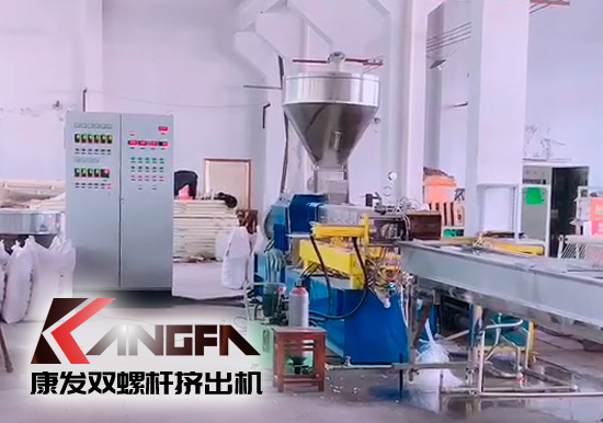 熔噴料雙螺桿擠出造粒機(jī)組設(shè)備視頻，日產(chǎn)量可達(dá)800萬(wàn)只口罩用原料，熔脂可達(dá)1400-1600