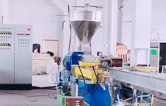 熔噴料雙螺桿擠出造粒機組設(shè)備視頻，日產(chǎn)量可達800萬只口罩用原料，熔脂可達1400-1600