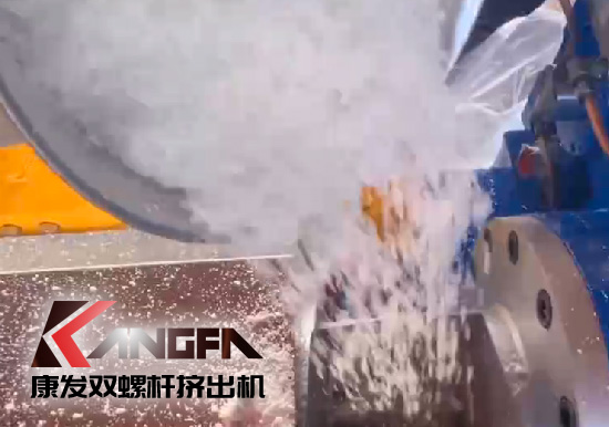 雙螺桿造粒機制造！追求品質(zhì)，精益求精！康發(fā)雙螺桿帶料試機