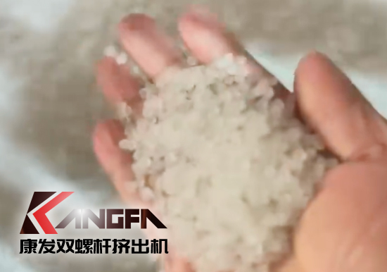 水下切粒雙螺桿擠出機機組安裝調(diào)試生產(chǎn)！深耕于雙螺桿擠出機行業(yè)！相信我們！您會獲取更大的利益?。?！